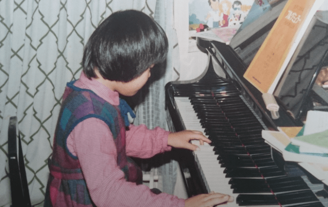 00_playing_the_piano